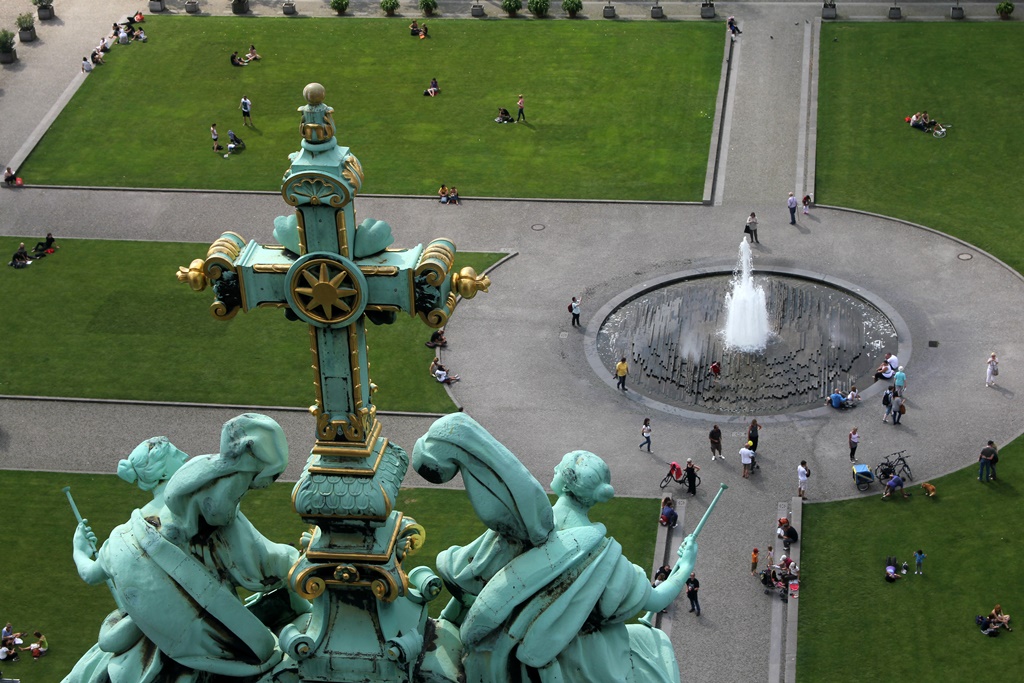 Cross and Lustgarten Fountain